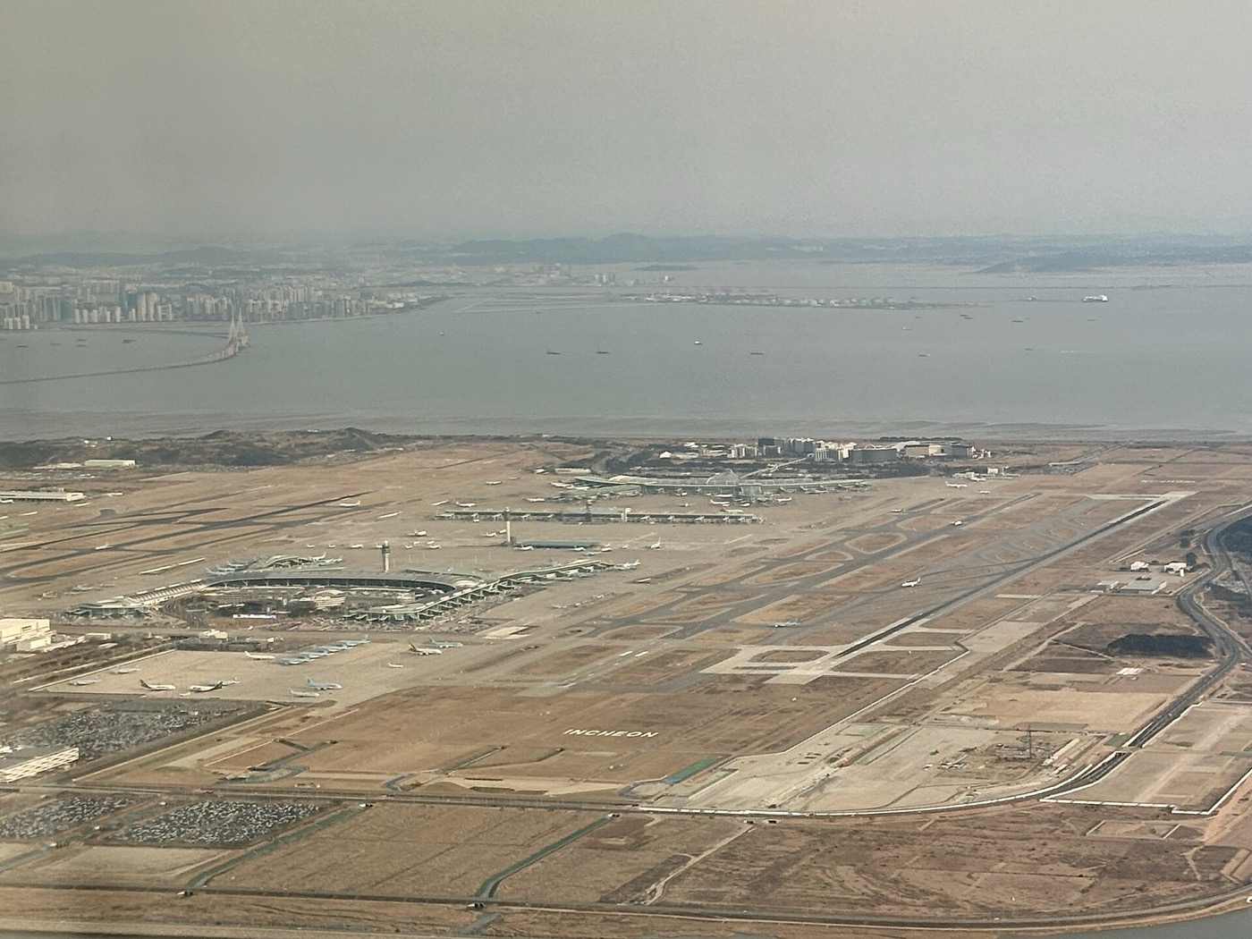 하늘에서 본 인천국제공항. 이 자리는 원래 섬과 섬 사이의 갯벌이었어요