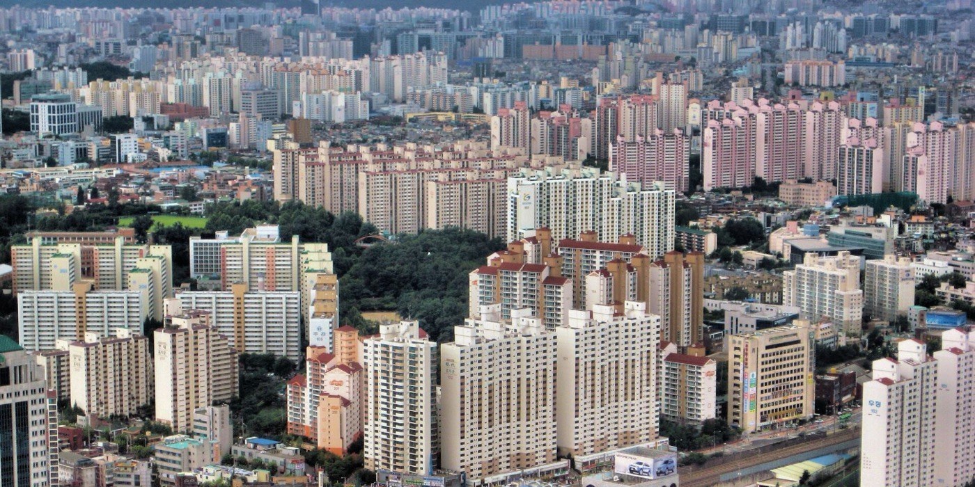 빽빽하게 들어선 아파트. 도시는 좁은 곳에 많은 사람이 모여 살아요