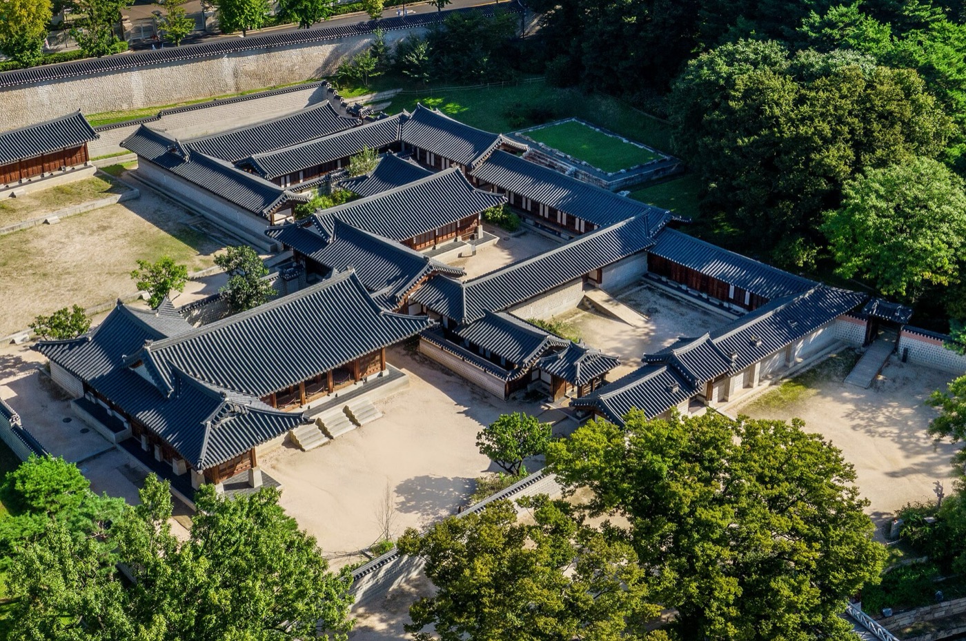 하늘에서 내려다본 경복궁 건청궁이에요. 1887년, 우리나라에서 처음으로 전등이 켜진 곳이에요.