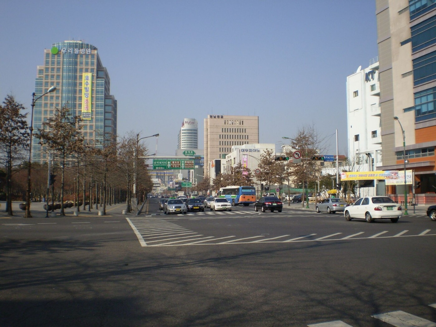 달구벌이라 불리는 대구의 큰길. 이 도시가 저 멀리 광주와 손을 잡았어요