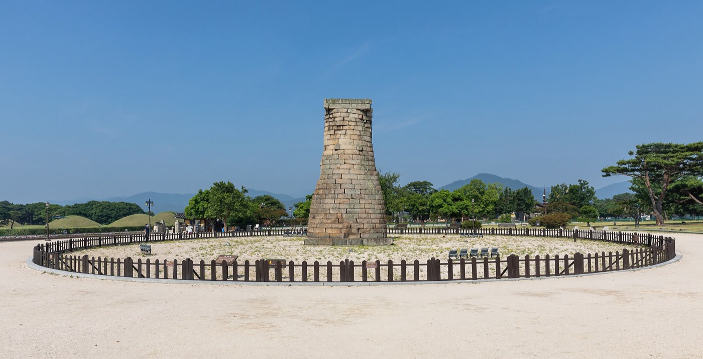 경주 들판에 1,300년 넘게 서 있는 첨성대. 나라시 학생들도 이곳을 둘러봤어요