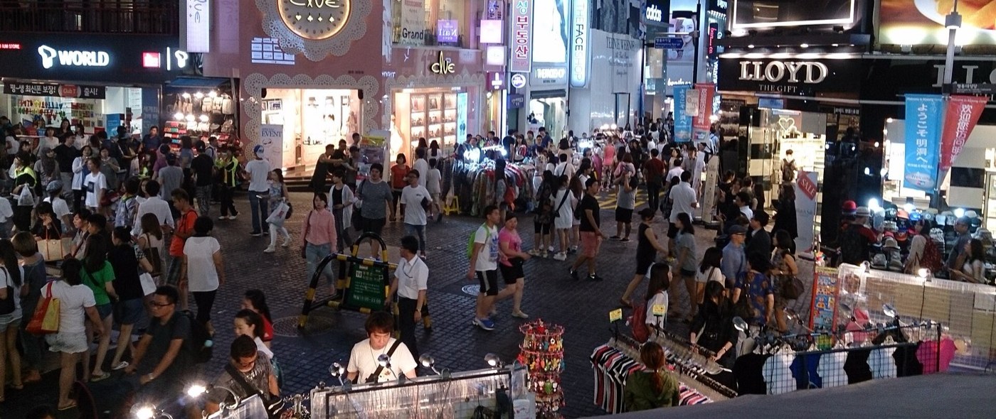 2014년 8월 밤, 서울 명동 거리를 오가는 사람들이에요. 사람이 많이 모이는 큰 도시의 한 장면이에요.