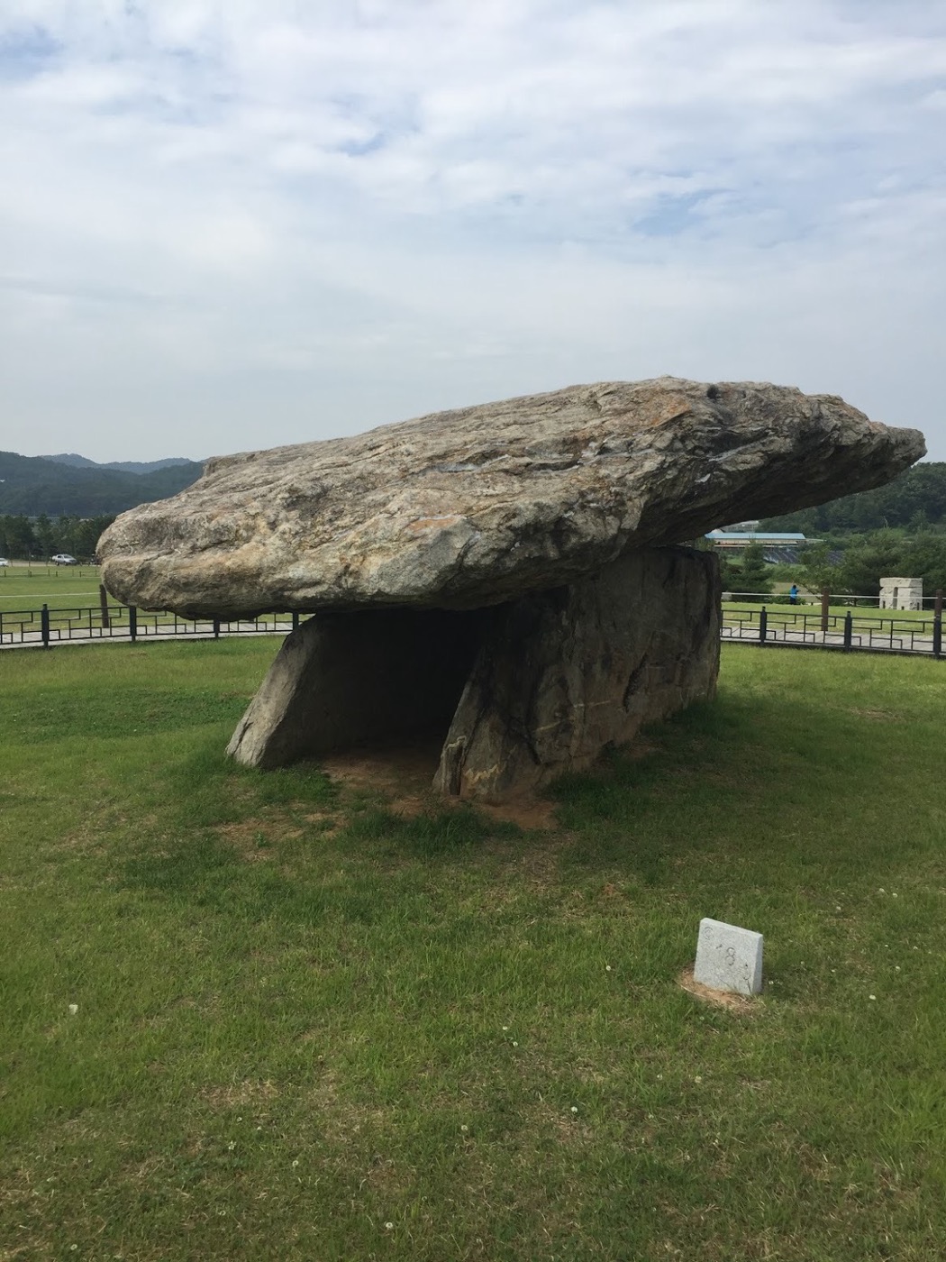 강화 부근리 고인돌이에요. 굄돌 두 장을 세우고 그 위에 커다란 덮개돌을 얹은 탁자식이에요. 오른쪽 아래 작은 표지석과 견주어 보면 덮개돌이 얼마나 큰지 짐작돼요.