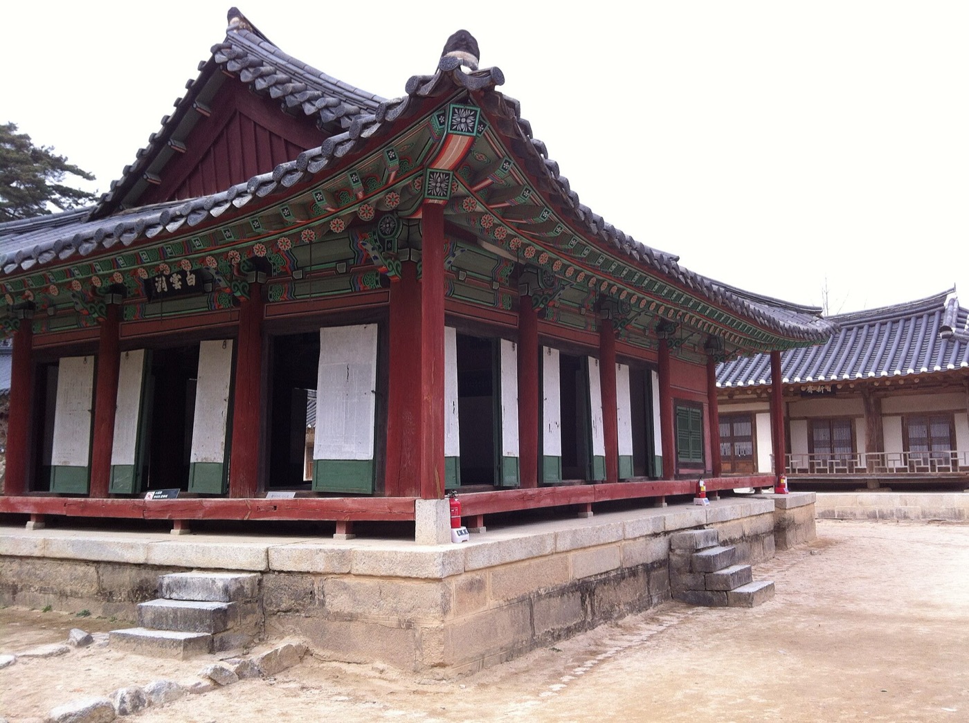 영주 소수서원의 강당이에요. 처마 밑 현판에 「白雲洞(백운동)」이라고 쓰여 있어요. 사액을 받기 전 이름이 백운동서원이었거든요. 오른쪽 뒤로 유생들이 지내던 건물이 이어져요.