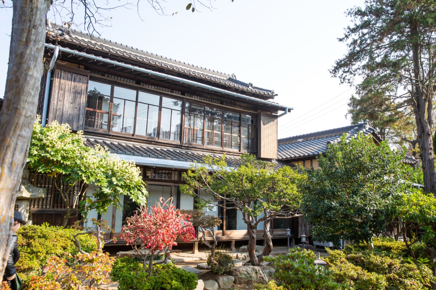 군산 신흥동에 남아 있는 일본식 가옥이에요. 안뜰에서 낮에 올려다본 모습이에요. 이 층 목조 건물에 기와지붕을 얹었고, 이 층에는 유리창을 길게 둘렀어요. 앞뜰에는 둥글게 다듬은 나무와 돌을 놓은 일본식 정원이 꾸며져 있어요.