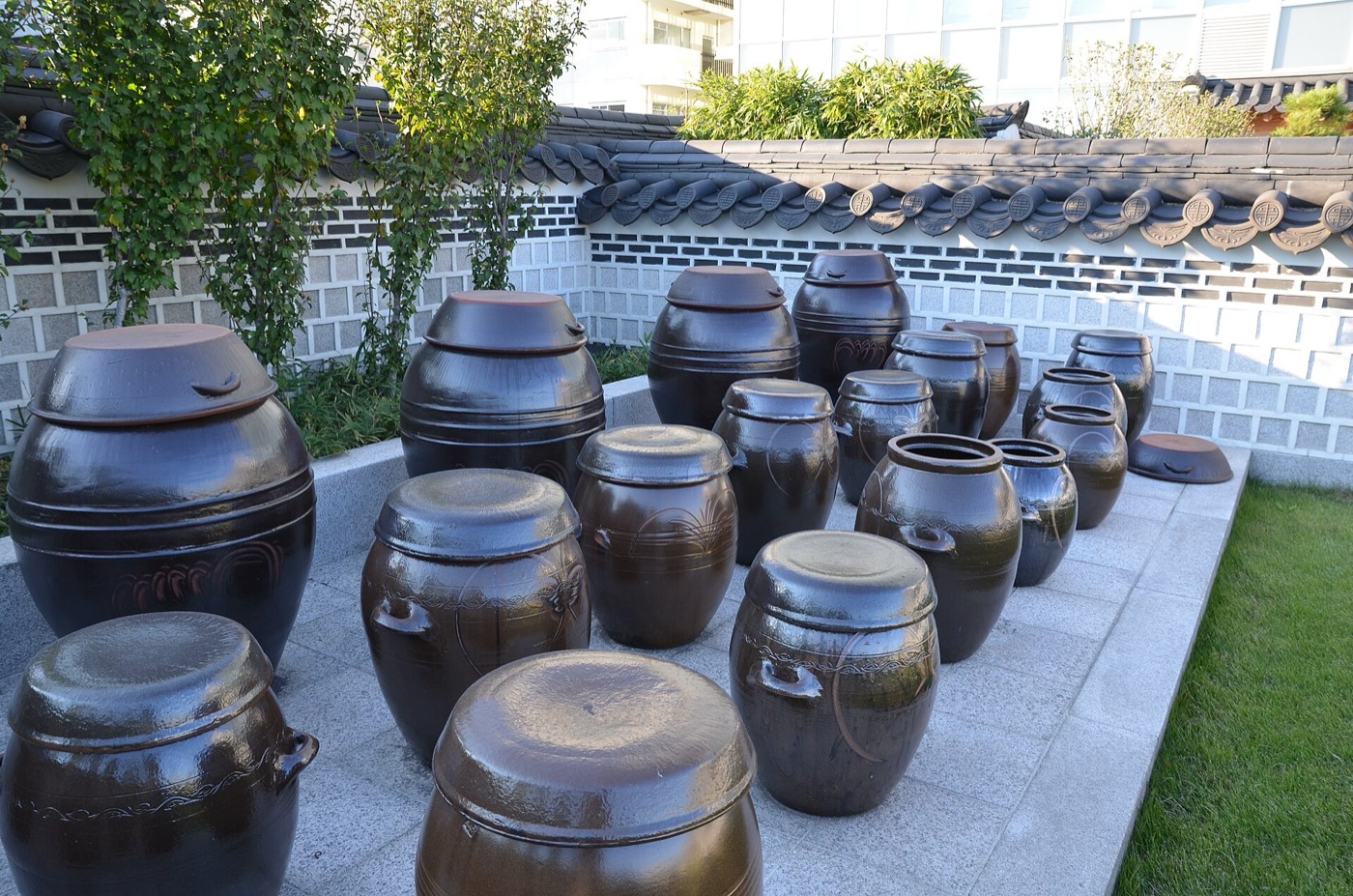 장독대예요. 이런 항아리 하나에 메주와 소금물을 담가 두었다가, 액체와 건더기를 갈라 간장과 된장을 얻어요.