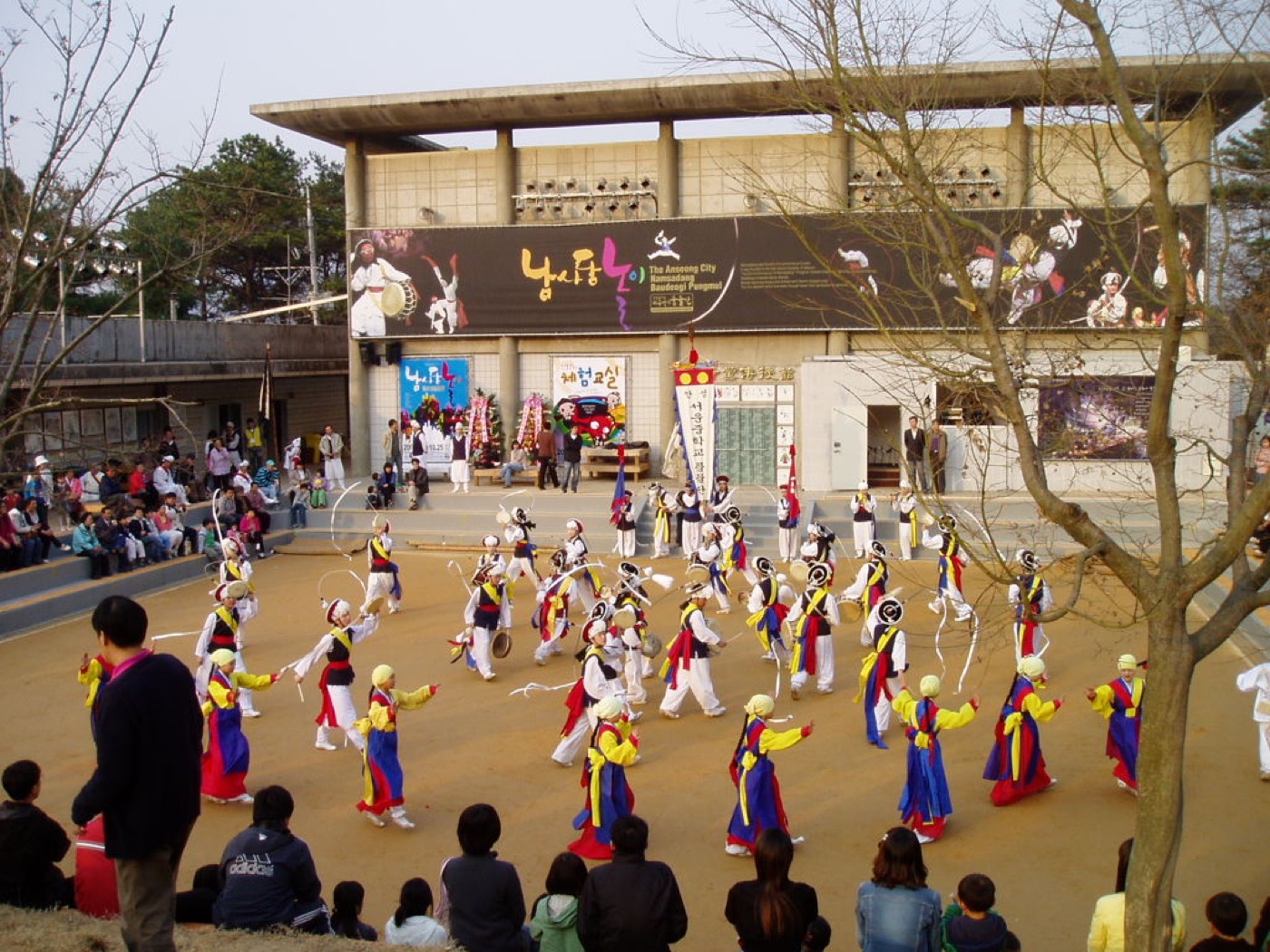 안성 남사당 바우덕이 축제에서 상모를 돌리며 노는 풍물놀이 한마당